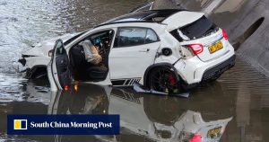 Изоставен Mercedes-Benz открит след катастрофа в канал в Хонконг