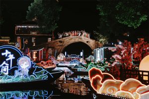 „Dream of Xitang“ се отплава за нощния парад