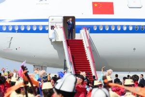 XI води централната делегация до Урумки за 70 -годишнина от автономния регион на Синдзян Уйгур