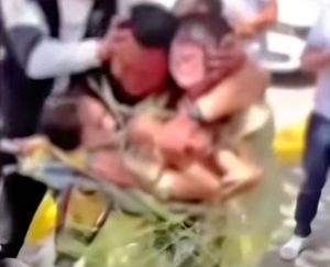 Публично възмущение като шаферки в Китай, залепени на мотор, принудени да целуват непознати като сватбена шега