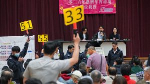 По-високите цени на щандовете за панаира на Лунната Нова година в Хонконг оказват натиск върху продавачите