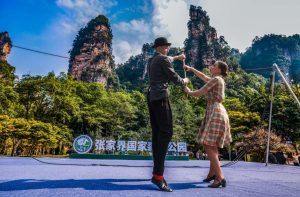 Международният акробатичен фестивал Zhangjiajie демонстрира културен обмен