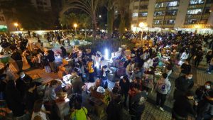 „Ние сме с вас в час на нужда“: доброволци се събират, за да помогнат на пожара в Хонконг да бъде преместен