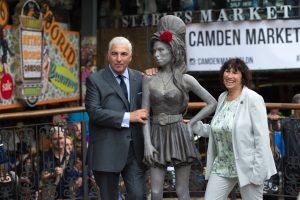 Бащата на Ейми Уайнхаус съди приятели на звездата, че са продали на търг нейни дрехи за 970 000 щатски долара