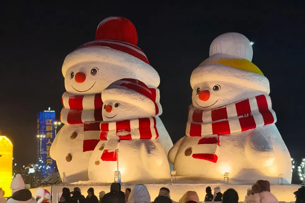 Гигантска снежна скулптура дебютира в Харбин