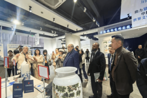 Керамичната индустрия Jingdezhen приема технологично овластяване, иновации
