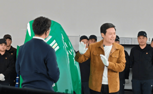 Главният изпълнителен директор на Xiaomi разглобява YU7 в поток на живо поради опасения за безопасността, поставя цел за доставка през 2026 г. на 550 000 · TechNode