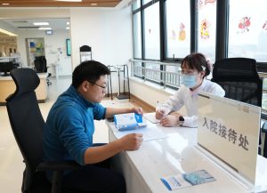 Китайските болници пилотират услуги за грижи без придружител