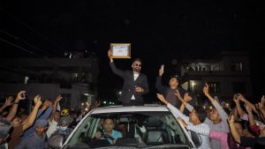 Бъбривият гибон се забавлява с гледача в Юнан