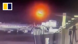 Самолетът на United Airlines има близък контакт с хеликоптера на американската армия, което предизвиква разследване