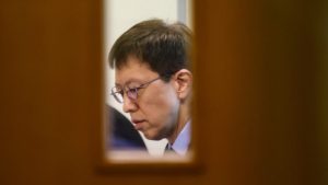 Дълго отлаганото изслушване на лекаря за предполагаем гаф казва, че смятал, че бебето се задавя