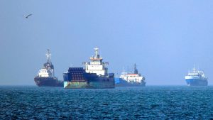узивно | 100 кораба, свързани с Хонконг, „заседнали в Ормузкия проток“ по време на война в Близкия изток