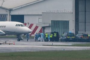 Френски евакуиран от засегнат от хантавирус кораб показва „симптоми“, казва премиерът