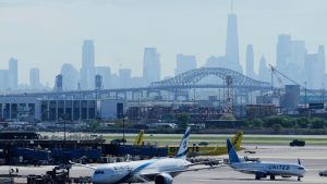 Боинг 767 на United Airlines се удря в осветителен стълб, камион, докато каца в Нюарк